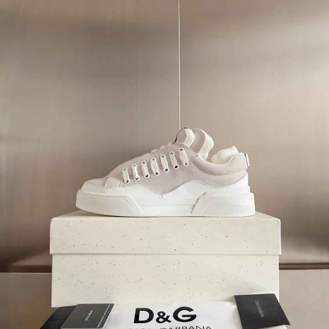 Factory price: 458💰D&G's latest Cushion series casual sports shoes, dad shoes, running shoes, original purchase and development, production, handmade, but always looking to the future. The new Cushion sneakers feature a two-tone suede upper accented by a mesh contrasting printed DG cross logo on the side. The lightweight, grippy rubber outsole adopts an innovative design to provide excellent performance, and the jacquard label adds timeless style. Exquisite packaging at the delivery counter🛍📦 ▪️ Fabric: Original custom-made first-layer cowhide ▪️ Lining: Original custom-made breathable towel lining ▪️ Sole: Original open-molded rubber material ▪️ Bottom thickness: 3.5CM ▪️ Size: Men's 38-45